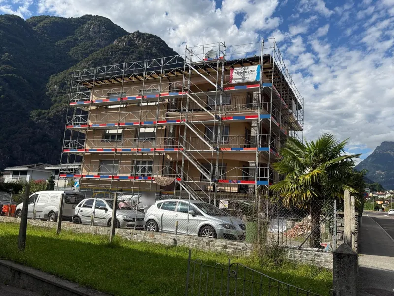 Palazzina con ponteggio durante il rifacimento della facciata, con lo striscione TONCOLOR