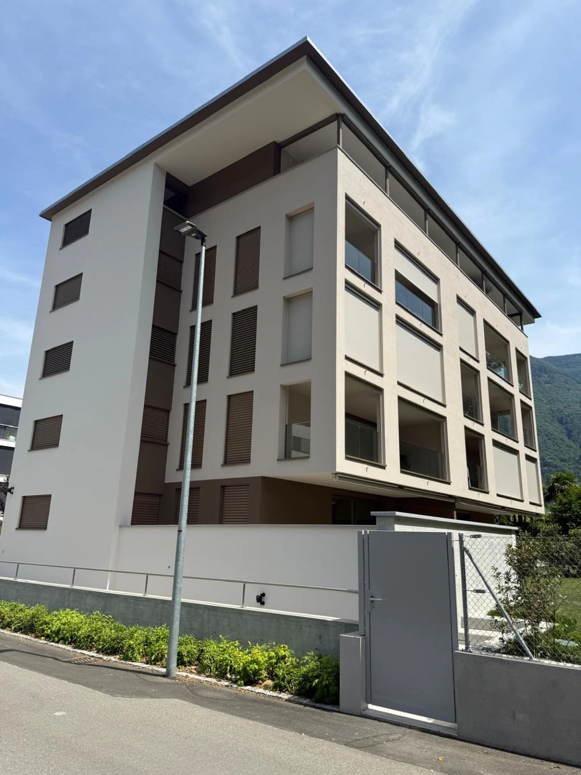 Edificio a più piani con facciata color sabbia e logge